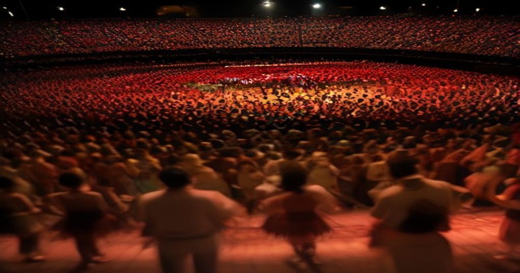 Cena noturna vibrante de concerto de forró e frevo em Recife, com luzes coloridas, dançarinos e músicos